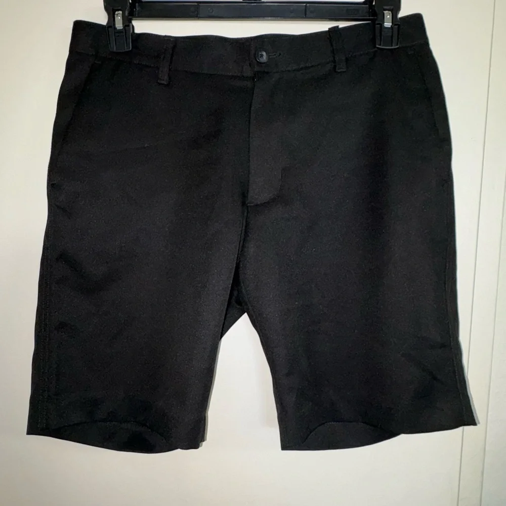 Chaps Golf Men's Black Flat Front Shorts 32 New - Picture 2 of 4